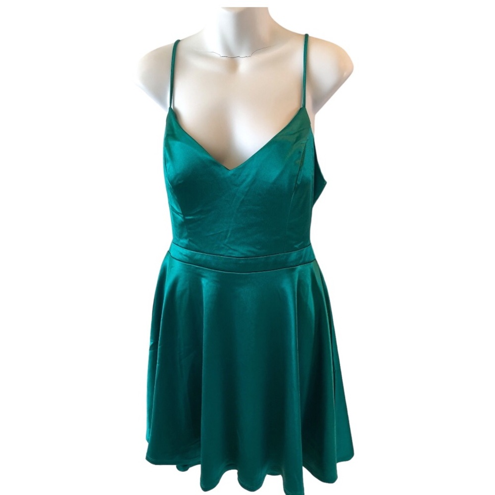Emerald green cocktail junior dress with straps in the back. Junior’s 15